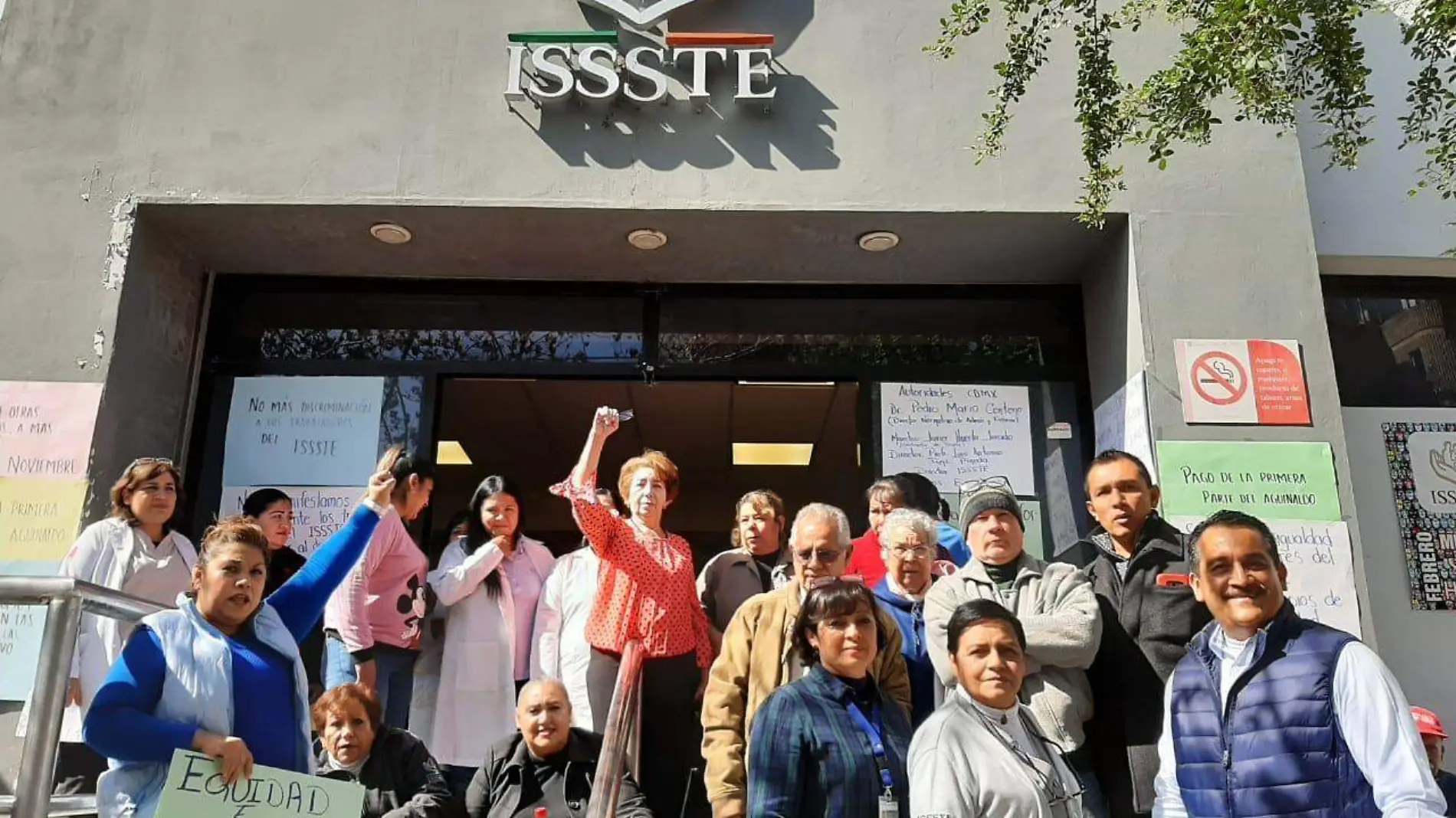 15 Empleados del Issste Torreón inconformes, se manifestaron